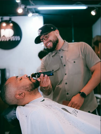 Barbeiro Kaleo atendendo cliente